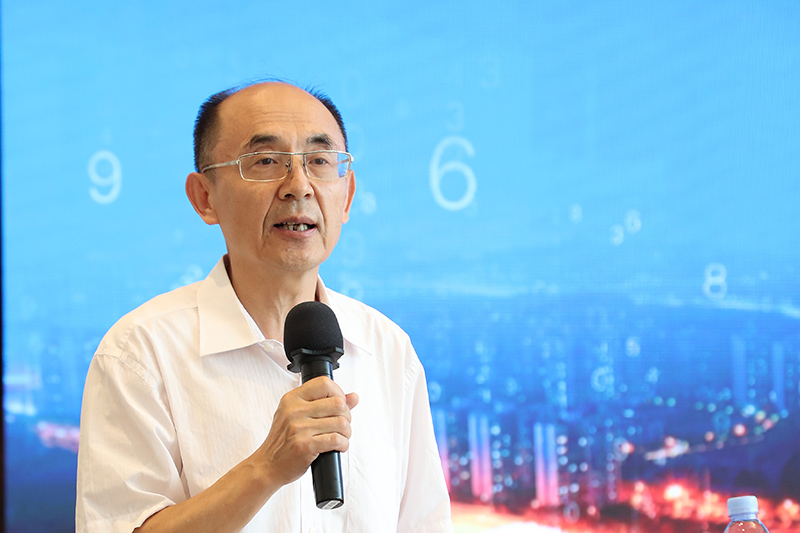 “老交通”智庫副主任、原交通運輸部總工程師周偉主持沙龍.jpg